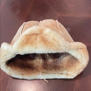 Men’s Trapper Leather/Faux Fur Hat.  Wear flaps up with leather cord to tie. GUC